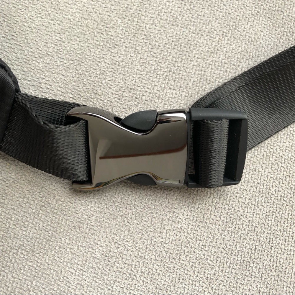 Alo Yoga Explorer Fanny Pack Black - Picture 5 of 15